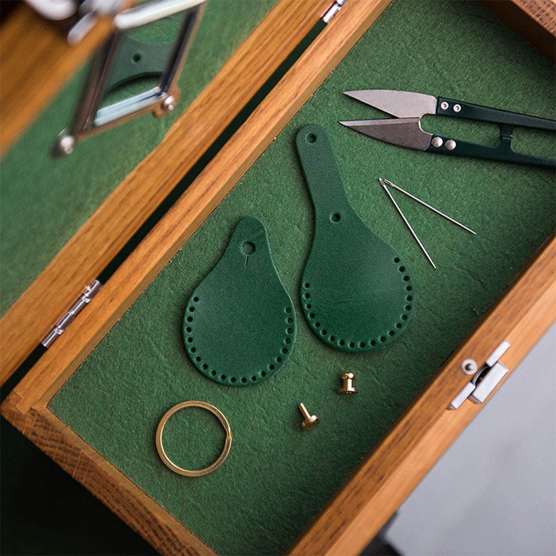 CUCUBIRD Leather AirTag Keychain DIY Kit Vegetable-Tanned-Leather-Dark-Green?