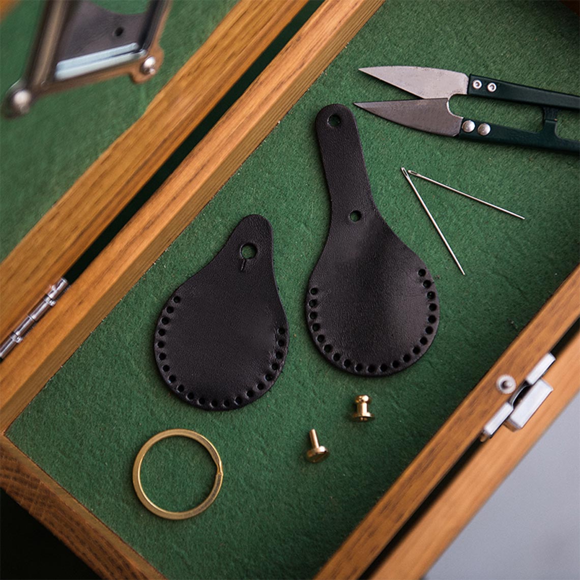 CUCUBIRD Leather AirTag Keychain DIY Kit Vegetable-Tanned-Leather-Black?