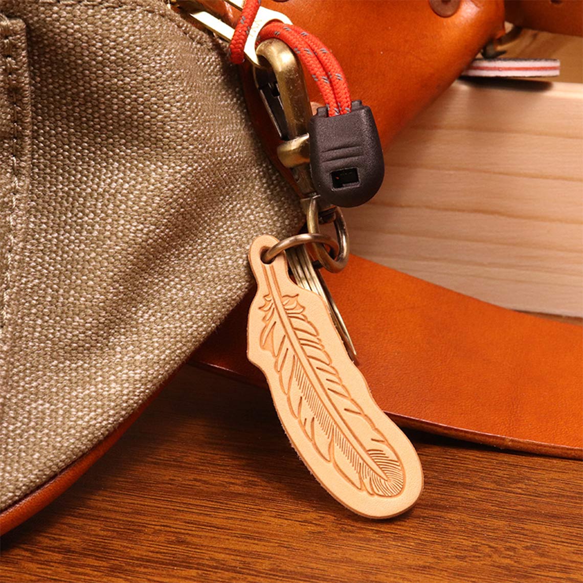 CUCUBIRD Vegetable Tanned Leather Gingerbread Keychain Feather 