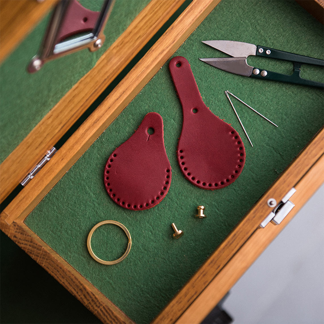 CUCUBIRD Leather AirTag Keychain DIY Kit Vegetable Tanned Leather / Red 