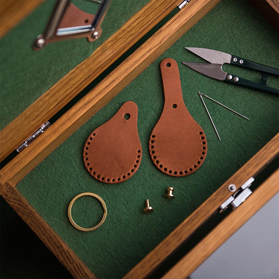 CUCUBIRD Leather AirTag Keychain DIY Kit Vegetable Tanned Leather / Brown 